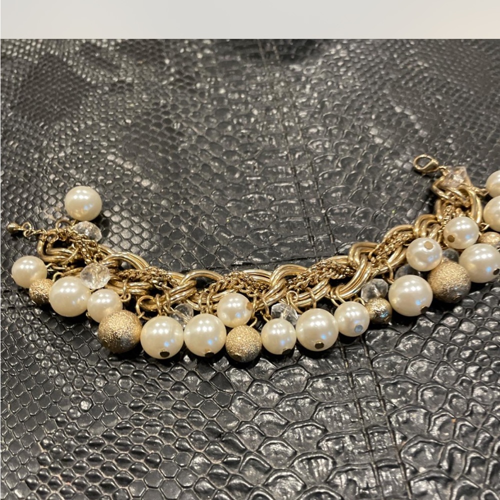 Elegant Gold and Pearl Bracelet